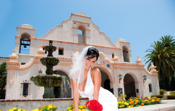 Невеста позирует на фоне дома