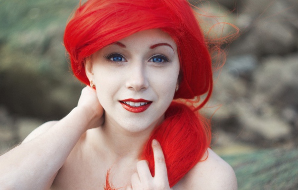 Ярко алые волосы у голубоглазой девушки