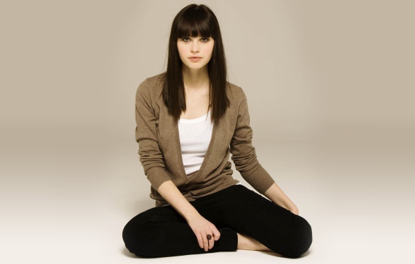 Брюнетка модель Фелисити Джонс