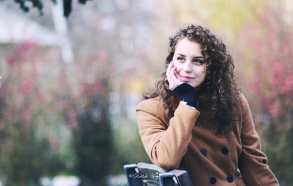 Кучерявая девушка замечталась