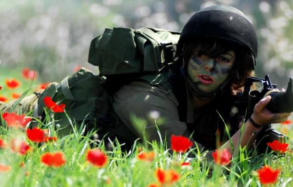 Женщина солдат в поле маков