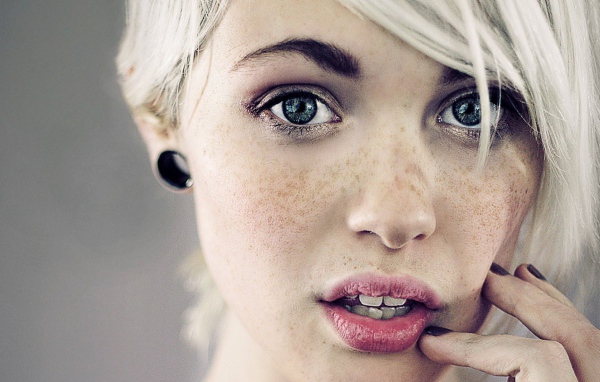 Веснушчатая модель Devon Jade