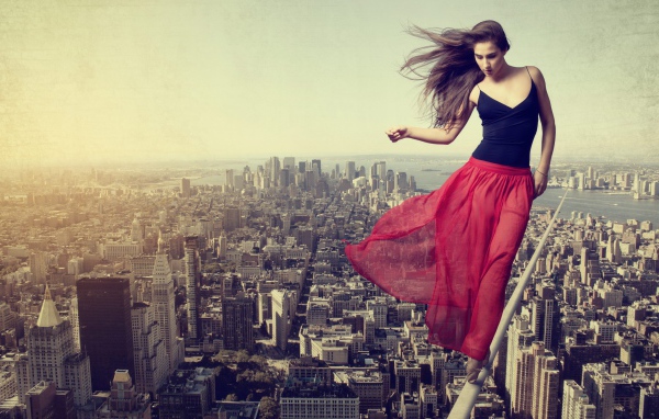 Девушка акробат над городом