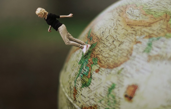 Девушка идет по глобусу