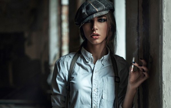 Девушка в берете курит сигарету