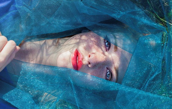 Девушка в голубой сетке