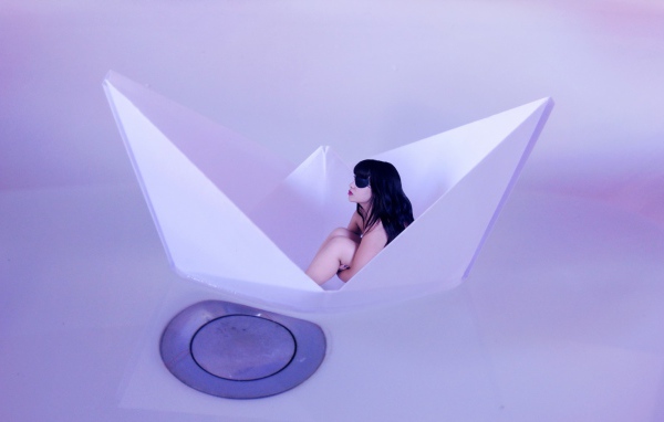 Девушка в бумажном кораблике