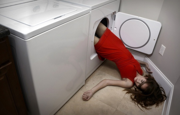 Девушка в стиральной машине