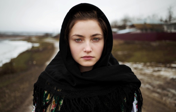 Девушка в черном платке