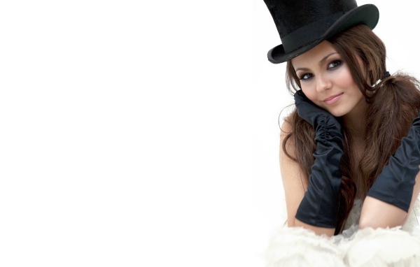 Девушка в черном цилиндре Виктория Джастис
