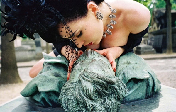 Девушка на скульптуре