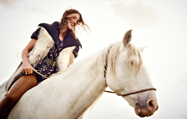 Девушка верхом на белой лошади