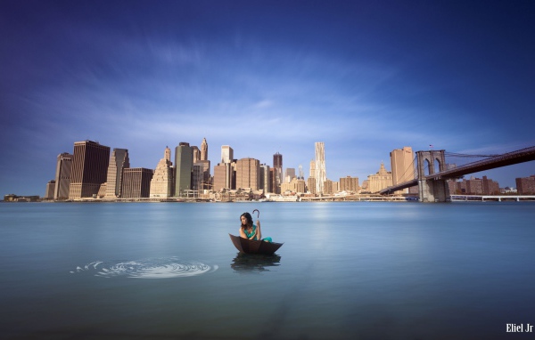 Девушка плывет на зонте