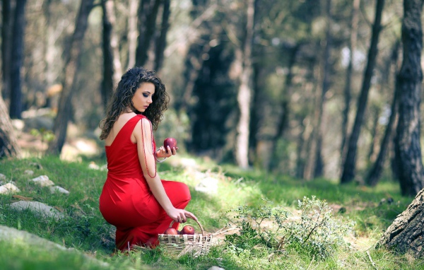 Девушка с корзиной яблок