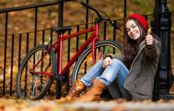 Девочка с красным велосипедом
