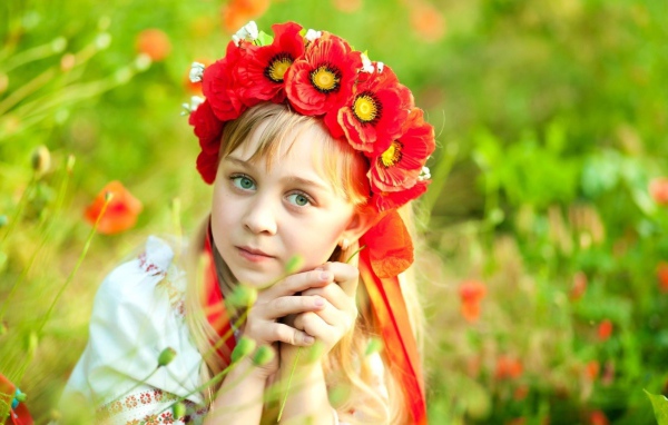 Девушка с венком из маков на голове