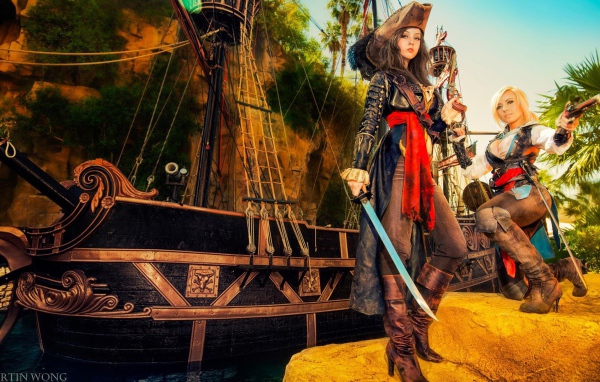 Девушки в одежде пиратов