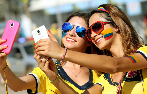 Девушки фанатки делают селфи