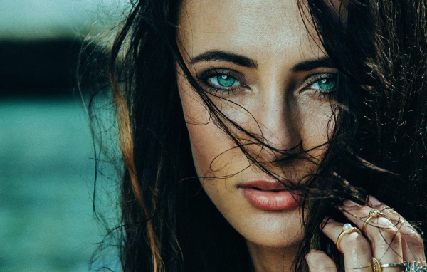 Зеленоглазая брюнетка с мокрыми волосами