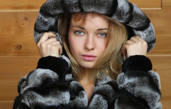 Зеленоглазая девушка в меховой шубе