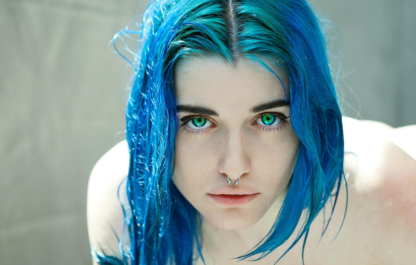 Зеленоглазая девушка с синими волосами и кольцом в носу