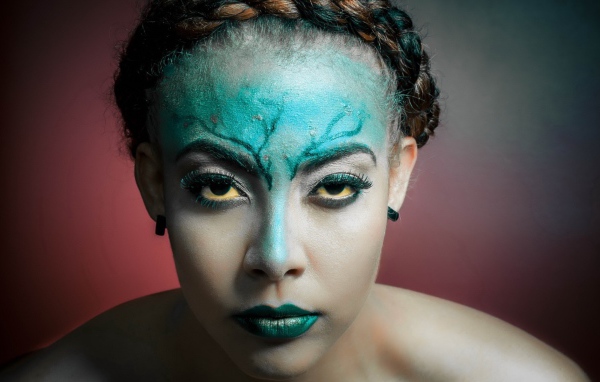 Зеленая краска на лице у девушки
