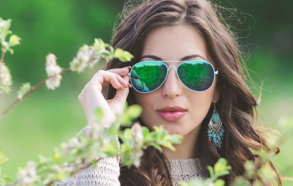 Зеленое отражение в очках у девушки