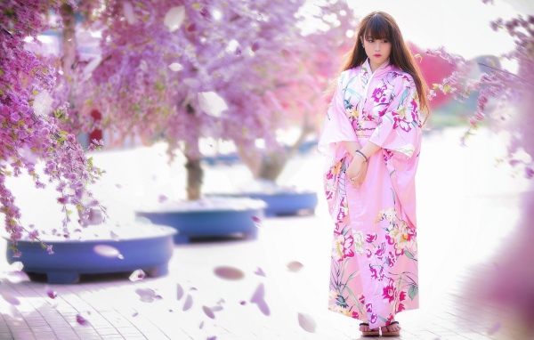 Японская девушка в розовом кимоно