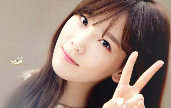 Корейская девушка показывает знак победы