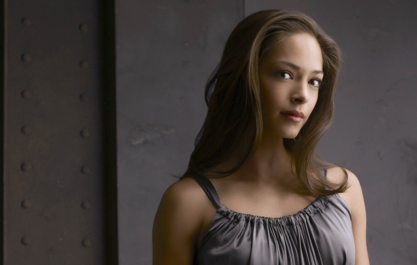 Кристин Кройк в сером платье