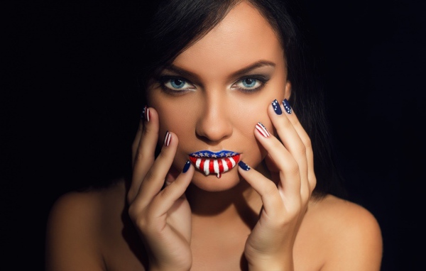 Губы и ногти у девушки окрашены в цвета флага