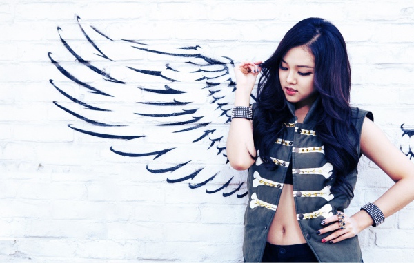 Длинноволосая брюнетка ангел