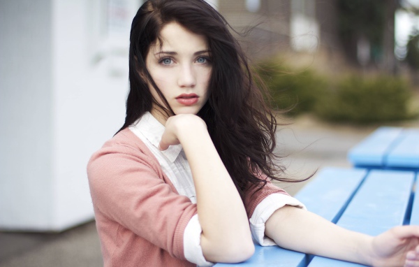 Милая девушка Эмили Радд