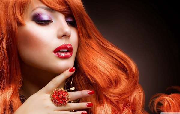Роскошное кольцо у рыжей девушки