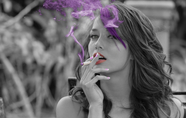 Модель Малена Морган с сигаретой