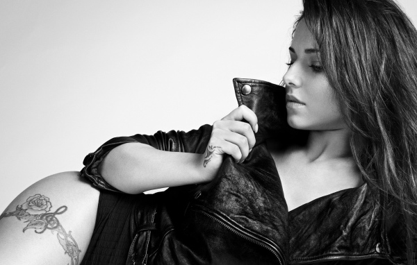 Монохромное фото девушки в кожаной куртке