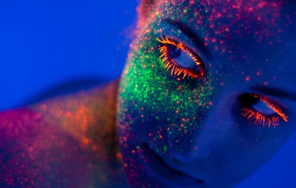 Неоновая краска на лице у девушки