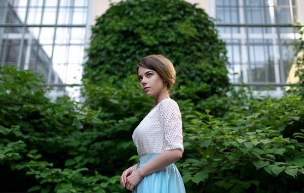 Фото девушки с короткими волосами на фоне дерева