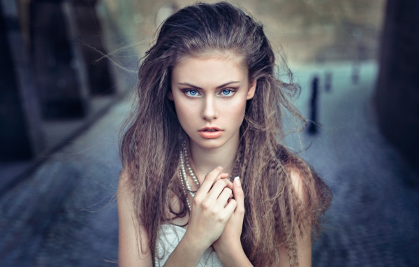 Портрет девушки с ожерельем на шее