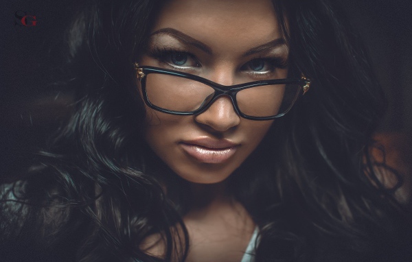 Портретное фото брюнетки в очках
