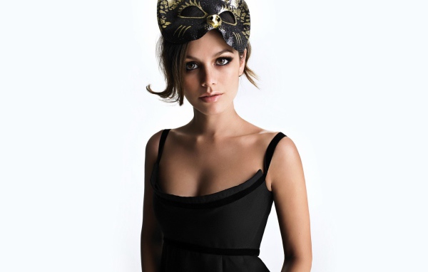 Рэйчел Билсон в маске на белом фоне