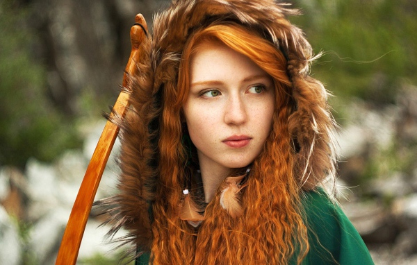 Рыжая девушка в зеленом балахоне