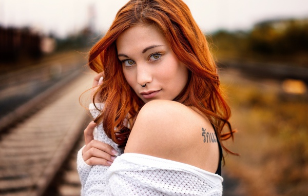 Рыжая девушка с кольцом в носу