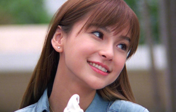 Рыжая девушка японка улыбается