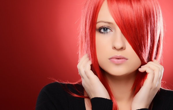 Красноволосая девушка на красном фоне