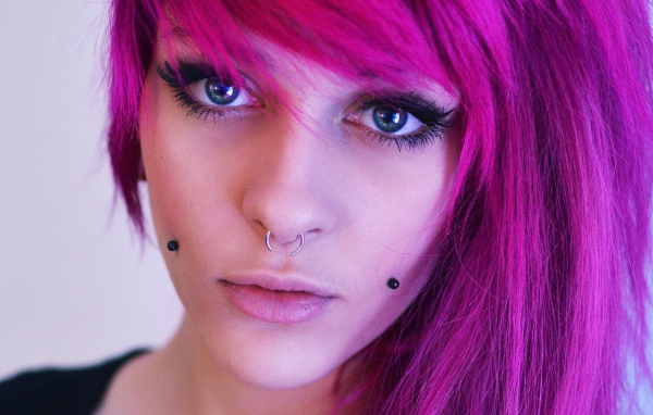 Кольцо в носу у девушки с розовыми волосами