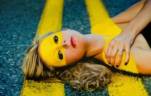 Дорожная разметка на теле девушки