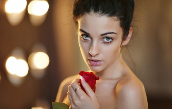 Роза в руке у девушки Аллы Бергер