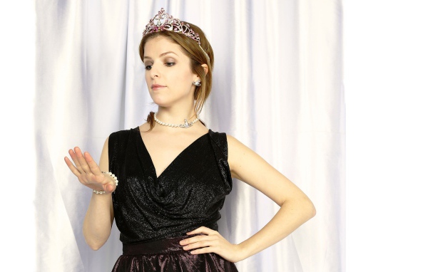 Королевский наряд Анны Кендрик