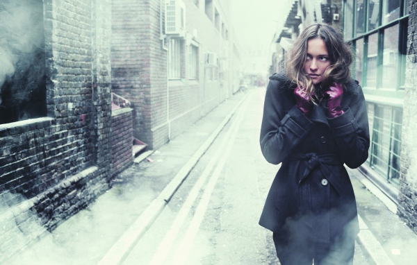 Девушка съежилась от холода